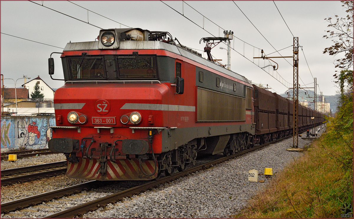 SŽ 363-001 zieht lehren Erzzug durch Maribor-Tabor Richtung Koper Hafen. /17.11.2014