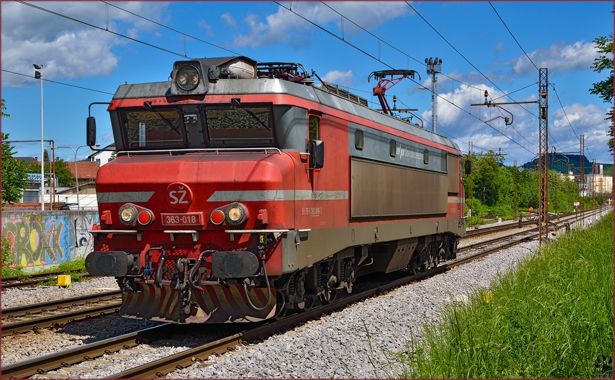 SŽ 363-018 fährt als Lokzug durch Maribor-Tabor Richtung Tezno Verschiebebahnhof. /12.5.2014