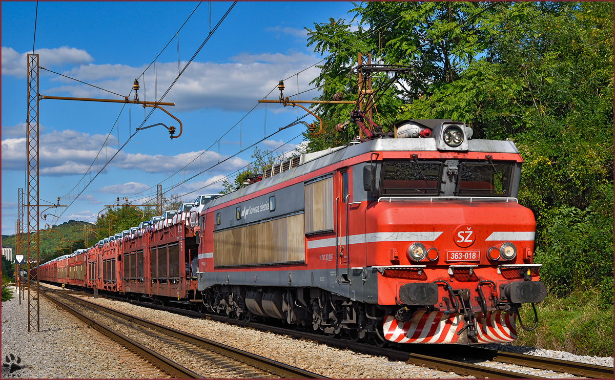 SŽ 363-018 zieht Autozug durch Maribor-Tabor Richtung Koper Hafen. /21.9.2015