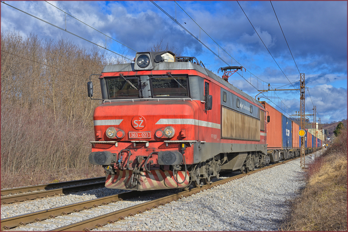 SŽ 363-023 zieht Containerzug durch Maribor-Tabor Richtung Koper Hafen. /5.2.2020