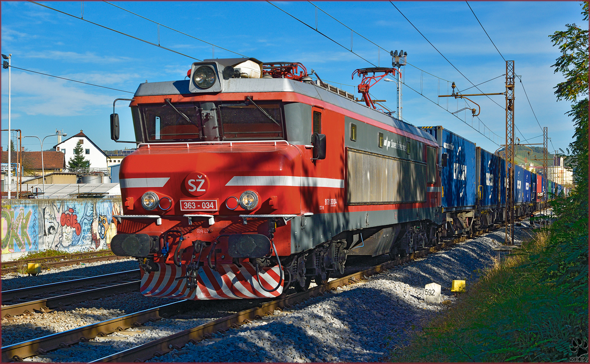 SŽ 363-034 zieht Containerzug durch Maribor-Tabor Richtung Koper Hafen. /14.10.2014