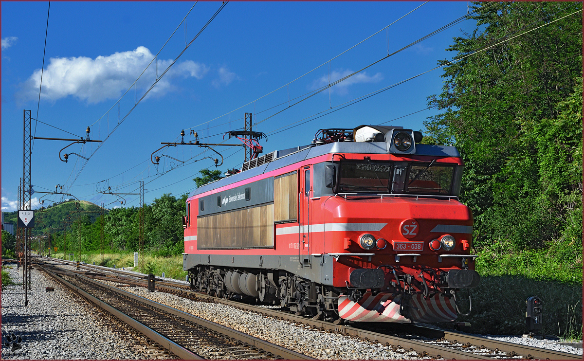 SŽ 363-038 fährt als Lokzug durch Maribor-Tabor Richtung Tezno VBF. /15.6.2016