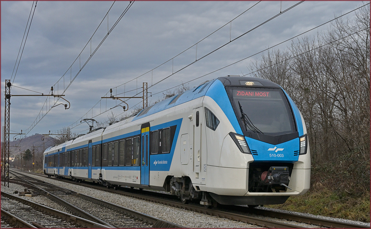 SŽ 510-003 fährt durch Maribor-Tabor Richtung Zidani Most. /30.12.2021