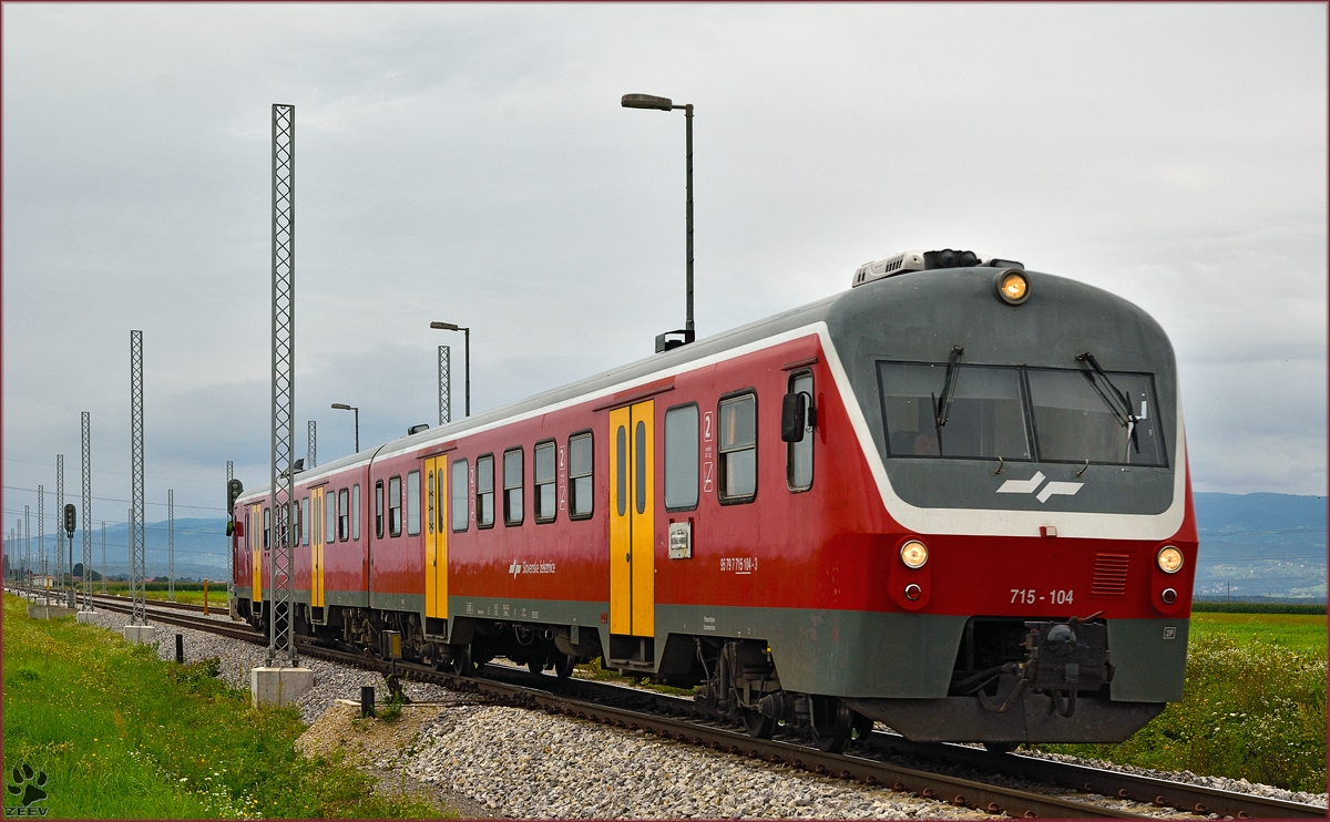 SŽ 715-104 fährt durch Cirkovce-Polje Richtung Murska Sobota. /15.8.2014