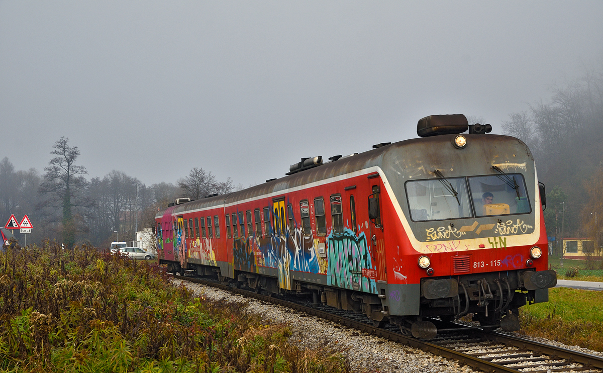 SŽ 813-115 fährt durch Podčetrtek-Terme Richtung Imeno. /3.12.2015