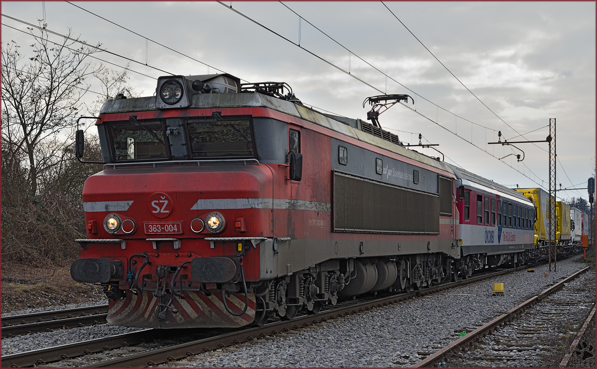 SŽ363-004 zieht LkW-Zug durch Maribor-Tabor Richtung Norden. /27.2.2016