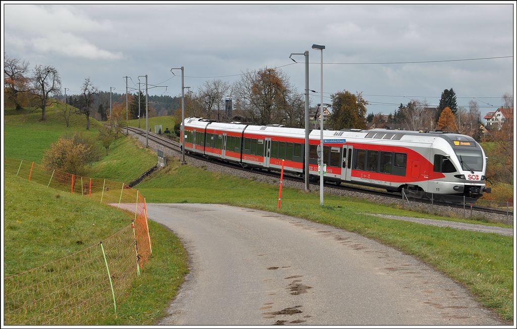 S40 8748 mit 526 059-1 zwischen Wollerau und Samstagern (13.11.2014)