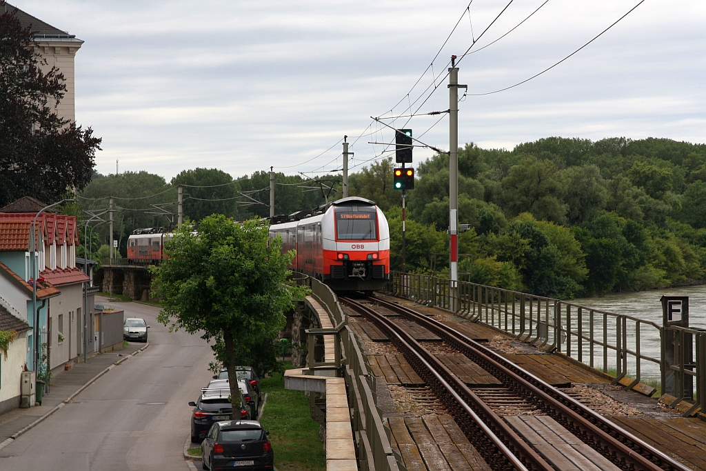 S7-Zug 29438 (Wolfsthal - Floridsdorf) mit dem 4746 021-6 als letztes Fahrzeug hat am 22.Juni 2024 soeben die Haltestelle  Hainburg an der Donau Personenbahnhof  in Richtung  Hainburg an der Donau Kulturfabrik  verlassen.
