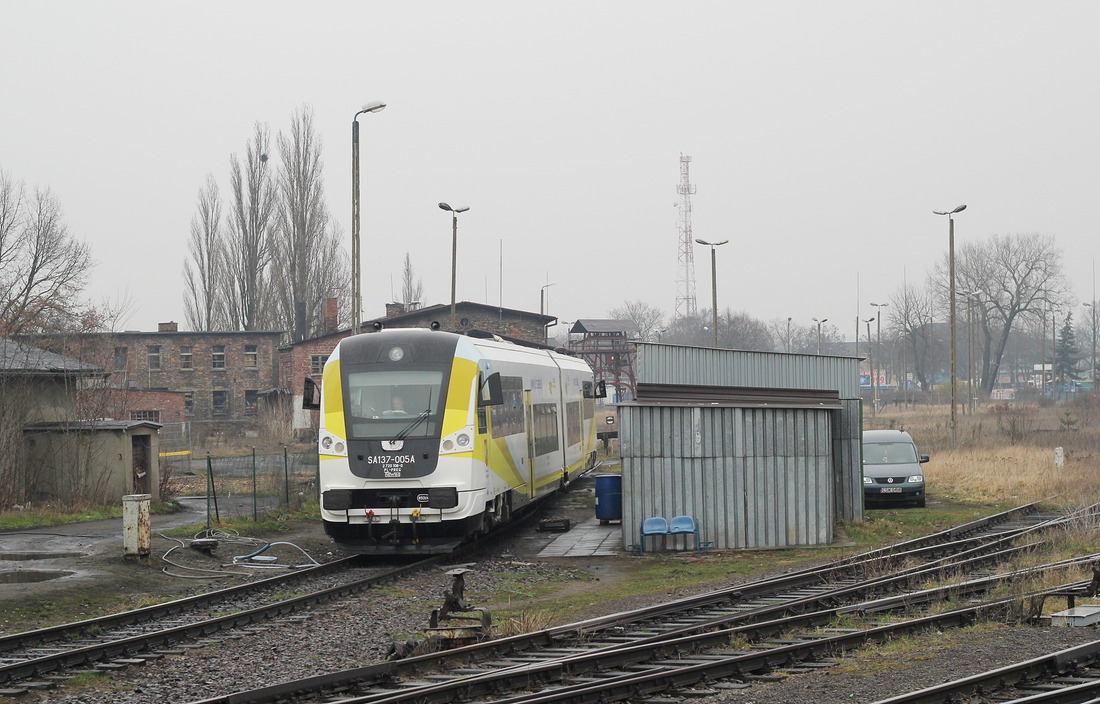 SA137-005 wurde am 25. März 2016 im Bahnhof Kostrzyn abgelichtet.