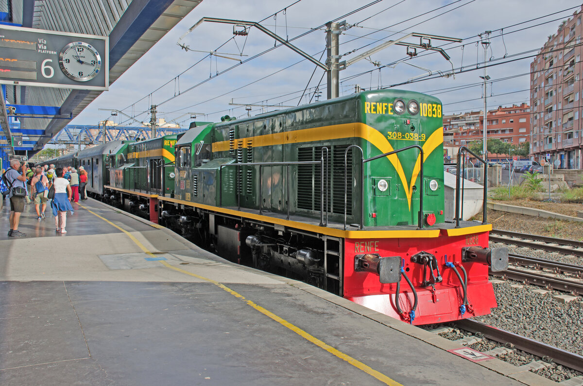 Samstag den 16.09.2023 um 10:17 Uhr in Lleida (E). Reise durch die Pyrenäen. Fahrt mit dem Nostalgiezug Tren de Llacs (Seen-Zug) vom Bahnhof Lleida-Pirineus (E) nach El Pont de Claverol (E) zum Endbahnhof La Pobla de Segur (E). Gefahren wird mit folgendem Rollmaterial (Spitze – Schluss); 1. Diesellok: Ye-Ye RENFE 10838 (308-038-9), Baujahr: 1969, Erbauer: Babcock & Wilcox Bilbao in Lizenz von GE. 2. Diesellok: Ye-Ye RENFE 10817 (308-017-3), Baujahr: 1968, Erbauer: Babcock & Wilcox Bilbao in Lizenz von GE. 1. Wagen: Furgon Postal No 177 (92 71 6933 902-9). 2. Wagen: BB.1 – 6251 (92 71 6933 721-3) 2.Kl. Abteilwagen. 3. Wagen: AA – 6017 (92 71 6933 713-0) 1. Kl. Grossraumwagen. 4. Wagen: AAR – 6036 (92 71 6933 717-1) 1. Kl. Grossraumwagen + Restaurant (Anschrift: San Miguel). 5. Wagen: AA – 6040 (92 71 6933 719-7) 1. Kl. Grossraumwagen. 6. Wagen: BB.1 – 6222 (92 71 6933 715-5) 2. Kl. Abteilwagen. 7. Wagen: BB.1 – 6260 (92 71 6933 724-7) 2. Kl. Abteilwagen. Die Bahnlinie ist im Besitz von FGC (Ferrocarrils de la Generalitat de Catalunya). Koordinaten GMS (Grad, Minuten, Sekunden): N 41° 37’ 15.7’’ O 0° 38’ 0.2’’