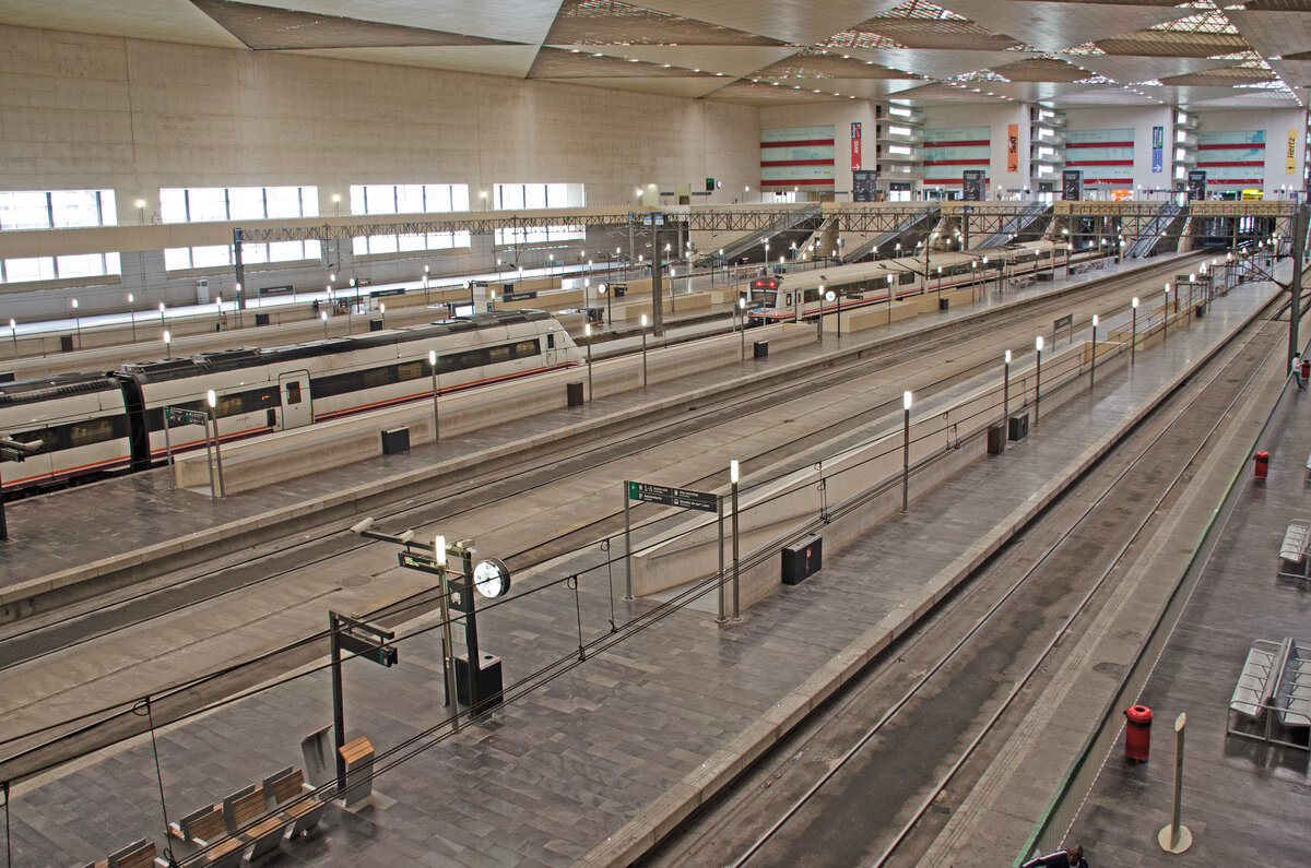 Samstag den 16.09.2023 um 18:40 Uhr in Zaragoza (E). Der RENFE Bahnhof Zaragoza–Delicias hat eine eigene interessante Konstruktion. Unter anderem ist das seitliche Hauptgebäude zugleich ein Hotel in dem übernachtet werden kann. Hier in diesem Bahnhof befindet sich auch die Betriebsleitzentrale für das ganze Spanische Hochgeschwindigkeitsnetz der AVE (Alta Velocidad Española / Spanische Hochgeschwindigkeit) Züge und Bahnlinien. Koordinaten GMS (Grad, Minuten, Sekunden): N 41° 39’ 31.5’’ O 0° 54’ 35.5’’