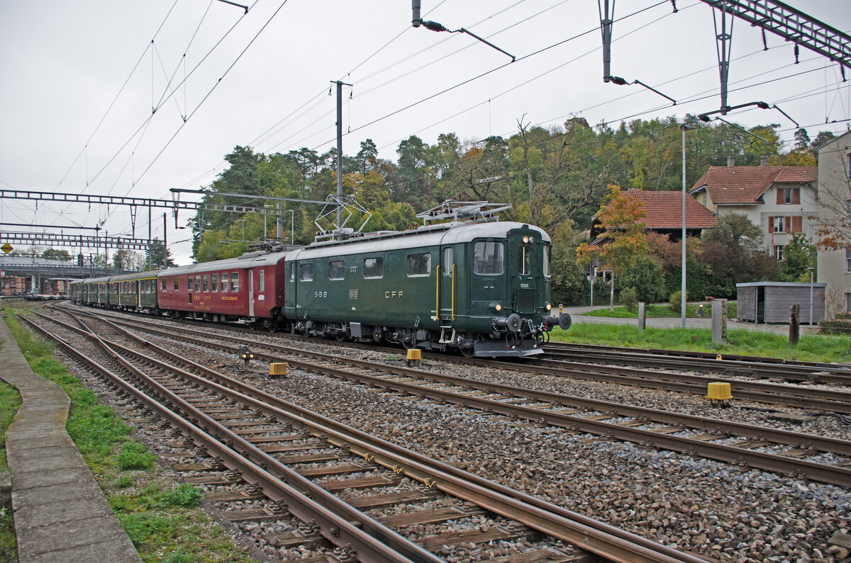 Samstag den 19.10.2024 um 10:41 Uhr in Lyss. Nach dem Motto  Auf Rundfahrt mit der Re 4/4I  macht die SBB Historic heute eine Rundfahrt. Nach einer umfassenden Revision ist die Re 4/4I wieder auf den Schienen unterwegs. Strecke: Olten – Solothurn – Biel/Bienne – Lyss – Zollikofen – Burgdorf – Olten. Von Biel/Bienne her kommend fährt der LS-Zug (Leichtstallzug) soeben in den Bahnhof Lyss ein. Formation Spitze – Schluss. Lokomotive Re 4/4I 10001 (Ursprüngliche Nummer war 401) UIC Nr.: 91 85 4410 001-2 CH-SBBH, Fabriknummer: SLM 3890, Inbetriebsetzung: 1946, Achsfolge: Bo'Bo'. 1. Wagen: Speisewagen WR 50 85 8833 702-4. 2. Wagen: 1.Klasse A4 2251, UIC-Nr.: 55 85 1833 050-8 CH-SBBH. 3. Wagen: 1. und 2. Klasse AB4 3721, UIC-Nr.: 55 85 3833 500-8 CH-SBBH. 4. Wagen: Steuerwagen 2. Klasse mit Gepäckabteil BDt 1990, UIC-Nr.: 55 85 8033 900-7 CH-SBBH. Bemerkung zu meinem Standort: Ich stehe auf unserem Vereinseigenen Gelände und nicht auf verbotenem Bahngebiet. Koordinaten GMS (Grad, Minuten, Sekunden): N 47° 4’ 48.8’’ O 7° 18’ 16.4’’