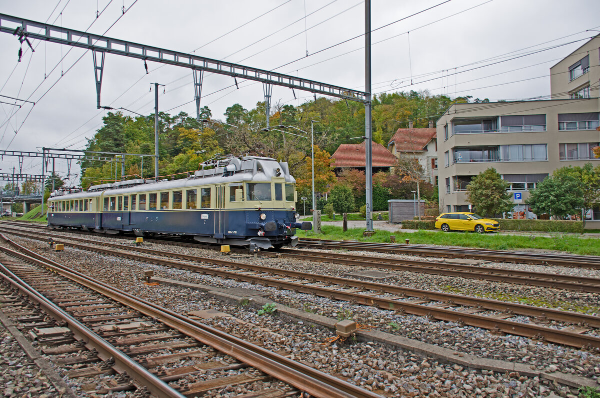 Samstag den 19.10.2024 um 15:11 Uhr in Lyss. Der  Blaue Pfeil“ der BLS ist unterwegs. Es findet eine Rundfahrt ab Bern (ab 10:42 Uhr) über Murten – Estavayer-le-Lac – Yverdon-les-Bains – Neuchâtel – Biel/Bienne – Lyss und zurück nach Bern (an 15:36 Uhr) statt. Beim Fahrzeug handelt es sich um den Triebzug mit der aktuellen Anschrift BCFe 4/6 Nr. 736. Die aktuelle UIC-Nummer lautet: 94 85 7595 736-0 CH-BLS. Frühere Anschriften: ABDZe 4/6 Nr. 736 bei der BN sowie ex STB 103. Achsfolge: Bo' 2’ Bo'. National wird das Fahrzeug heute als BDe 4/6 eingereiht. Erbauer: SIG SAAS. Inbetriebsetzung: 1938. Im letzten geöffneten Fenster winkt jemand aus dem Fenster. Es ist unser Vereinspräsident vom  Verein Pacific 01202  welcher sich in Lyss befindet. Bemerkung zu meinem Standort: Ich stehe auf unserem Vereinseigenen Gelände und nicht auf verbotenem Bahngebiet. Koordinaten GMS (Grad, Minuten, Sekunden): N 47° 4’ 48.4’’ O 7° 18’ 16.4’’