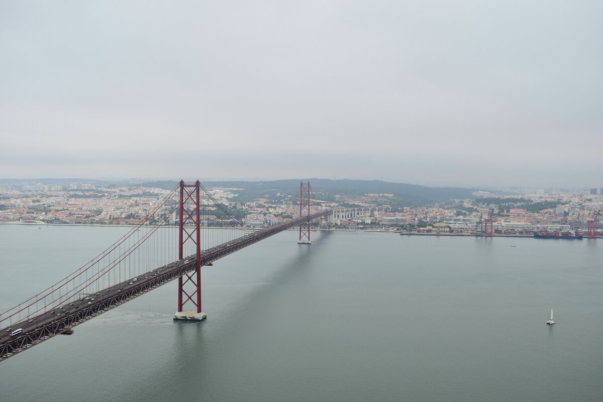 San Francisco? Nö Lissabon. Die Ponte 25 de Abril in Lissabon sieht der Golden Gate Bridge zum verwechseln ähnlich. Dennoch ist nicht die Golden Gate Bridge das Vorbild gewesen sondern die San Francisco Bay Bridge. Die Ponte 25 de Abril wurde 1962 erbaut und 1966 fertig gestellt. Sie ist 2276m lang und hat oben 6 Spuren für den Straßenverkehr und eine Ebene tiefer 2 Gleise für den Zugverkehr. Aufgenommen vom Christo Rei.

Lissabon 27.06.2024