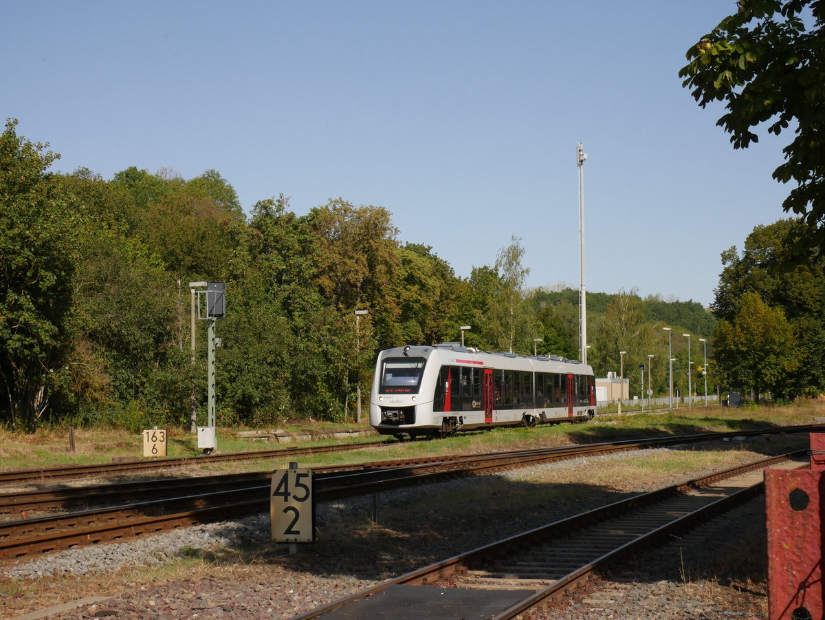 Sandersleben. Ein eigentlich relativ unscheinbarer Kreuzungsbahnhof östlich des Harzes, der jedoch jede Menge Güter- und Personenverkehr aufweist. So zum Beispiel die Regionalbahnen in Richtung Halle (Saale), so wie hier am 6. September 2019.