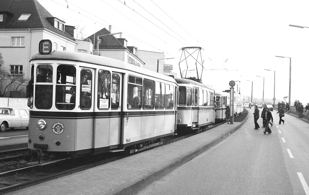 SB Stuttgart_VerkehrsfreundeStuttgart Abschiedsfahrt für Linie 10 mit Einbeziehung weiterer Strecken.Zum Ende der Rundreise ging es noch nach Heumaden. B2 1543 hinter T2 753 und dem DoT4-Zug an der Haltestelle 'Payerstr.'__20-03-1976