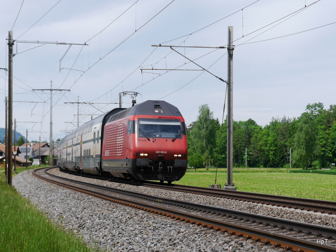 SBB - 460 025-0 mit IR in Richtung Thun unterwegs bei Uttigen am 14.05.2015