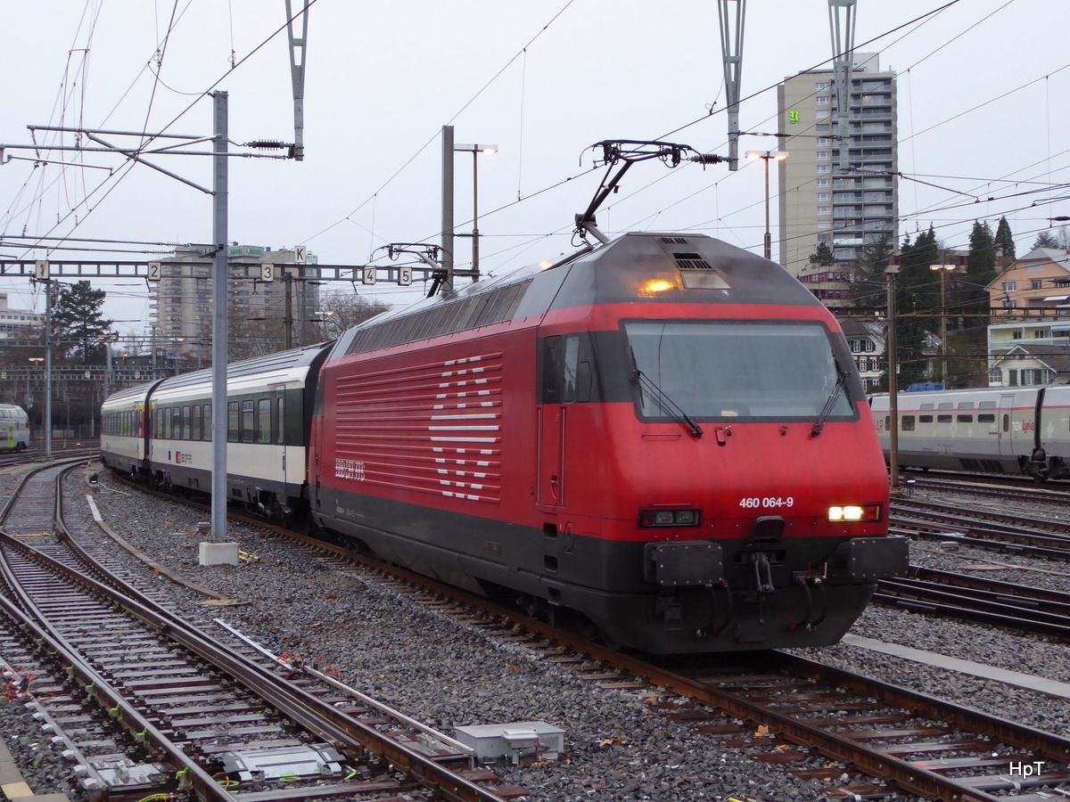 SBB - 460 064-9 mit Reserve Zug im Vorfeld des Bahnhof Bern am 29.11.2015