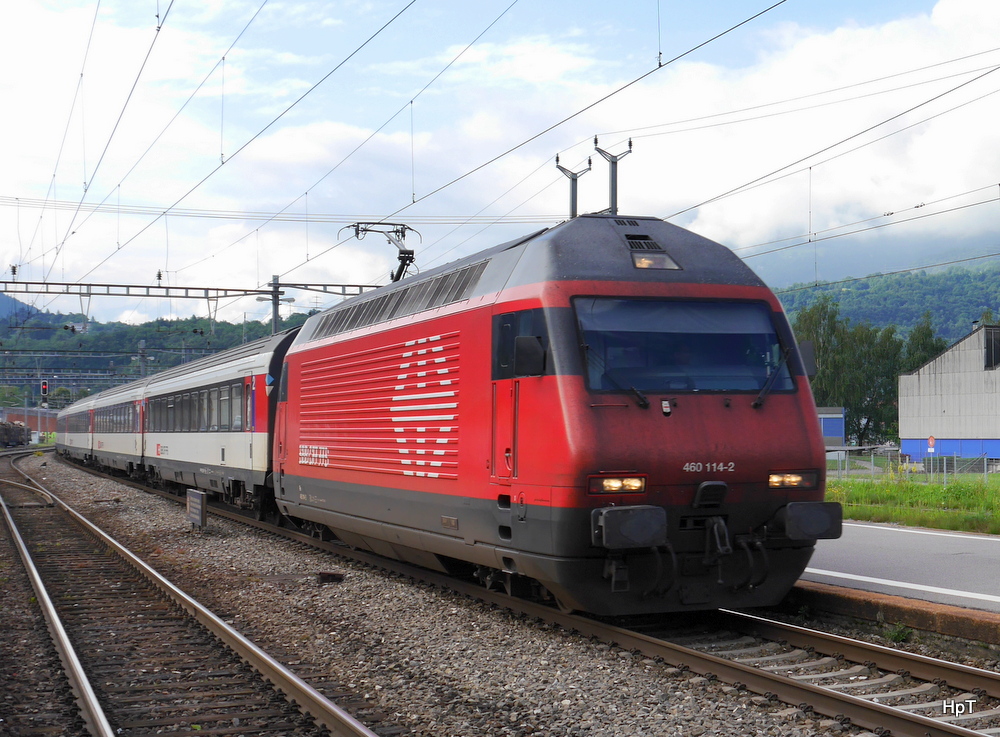 SBB - 460 114-2 mit IR bei der einfahrt im Bahnhof von Bex am 27.07.2014