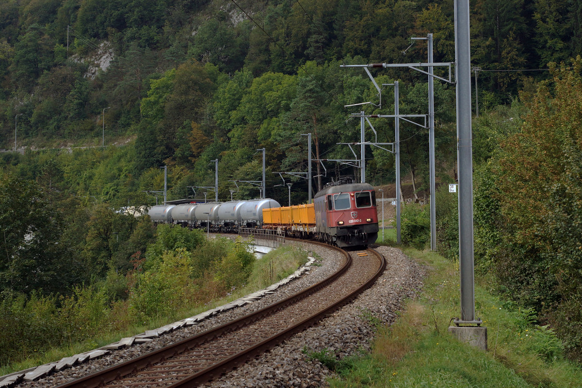 SBB: Bei den von SLM/BBC/SAAS gebauten Lokomotiven vom Typ Re 620/Re 6/6, die in den Jahren 1972 bis 1980 in Betrieb gesetzt wurden, handelt es sich noch heute um die schönsten Lokomotiven der SBB. Bei den vielen Eisenbahnfreunden sind sie als ORIGINAL wie auch als MODELL sehr beliebt. Leider ist die ursprüngliche Serie 11601 bis 11689 während den letzten Jahren etwas geschrumpft. Die Bilder der Re 620 010-9  Spreitenbach  und Re 620 042-2  Monthey  sind am 21. und 22. September 2016 im Berner Jura entstanden.
Foto: Walter Ruetsch  