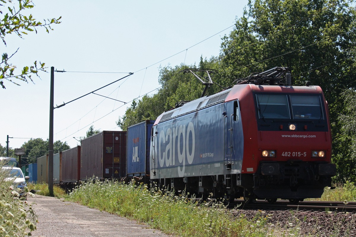 SBB Cargo 482 015 am 2.8.13 mit einem Containerzug in Hamburg-Moorburg.