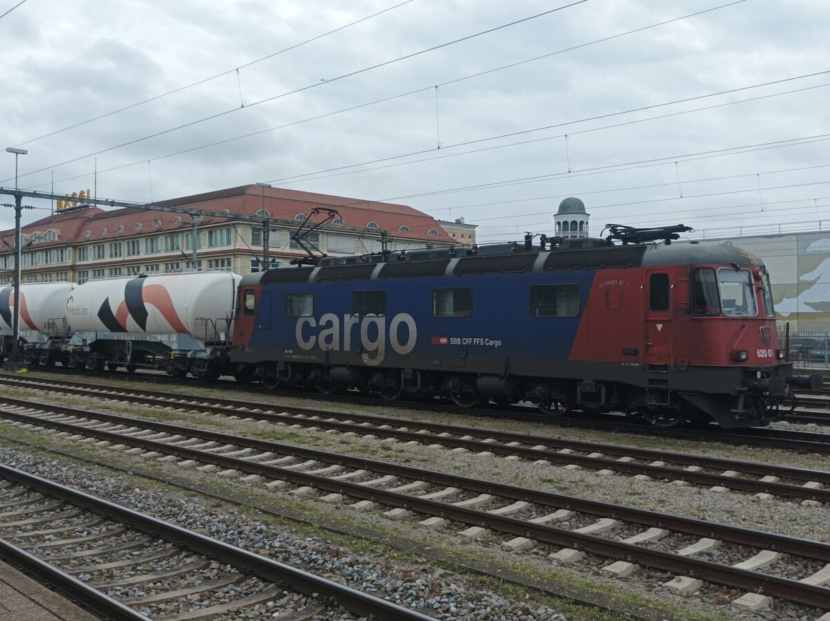 SBB Cargo 620 071-1 am 8.8.24 in Singen Hohentwiel vor einem Holcim Zug 