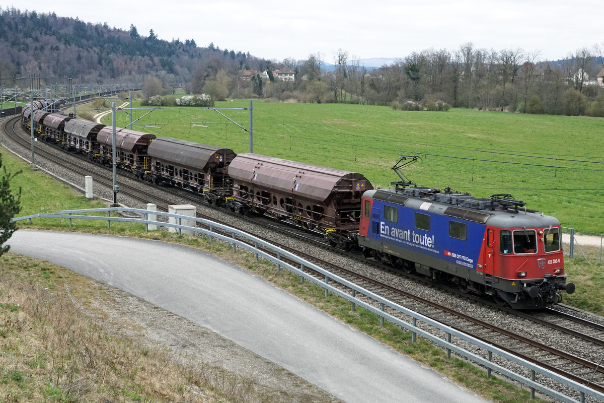 SBB CARGO Re 420 280-8  VORWÄRTS  vor einem Getreidezug Basel Badischer Bahnhof-Herzogenbuchsee bei Roggwil am 30. März 2020.
Foto: Walter Ruetsch