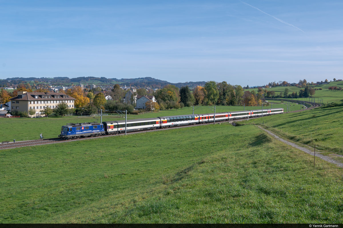 SBB Cargo Re 421 392-2 ist mit dem EC 196 von München Hbf nach Zürich HB unterwegs und wurde hier am 25.10.2020 in Gossau SG aufgenommen.