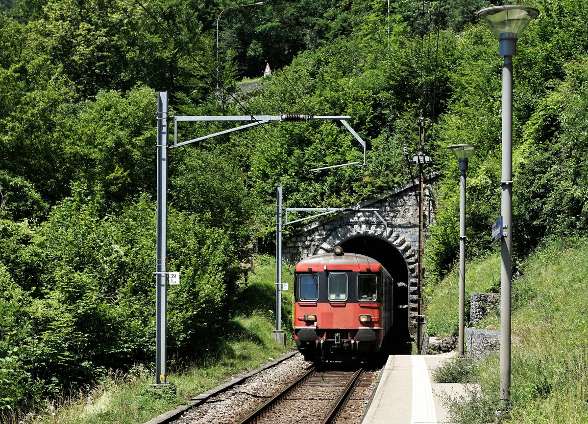 SBB: Der 3-teilige NPZ RBDe 562 003 mit einem unpassenden BDt bei Frinvillier am 19. Juni 2018.
Foto: Walter Ruetsch