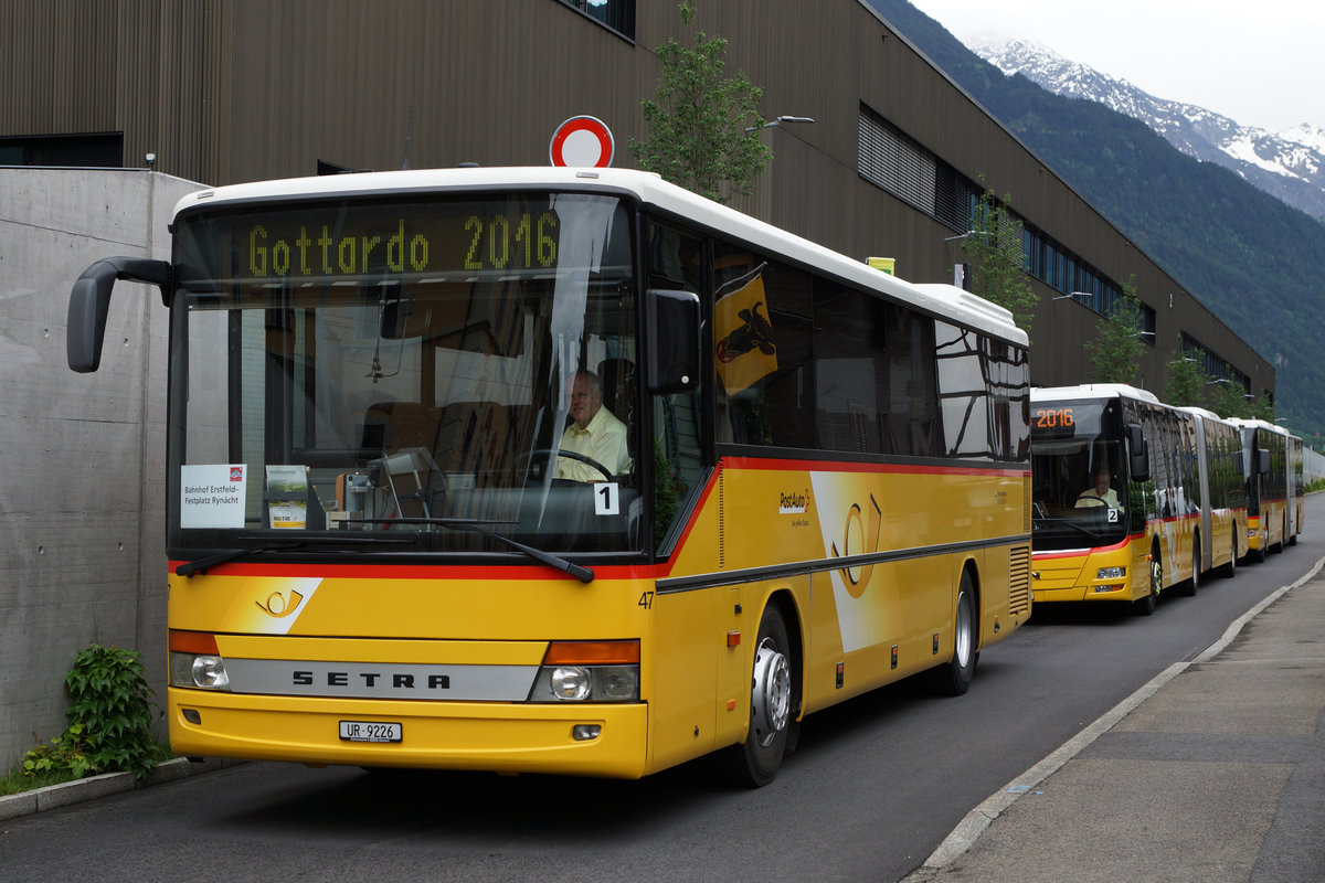 SBB:  GOTTARDO 2016 
Rund um das alte SBB Depot Erstfeld, das durch die Eröffnung des Gotthard Basistunnel leider seine grosse und langjährige Bedeutung verliert, wurde Rollmaterial aus verschiedensten Epochen ausgestellt. Bereits am frühen Morgen vor Festbeginn brachten sich die vielen mit  GOTTARDO 2016  angeschriebenen Postautos der Marken MERCEDES CITARO, MAN, SOLARIS und SETRA hinter der Werkstätte Erstfeld in Stellung. Sie werden ausnahmsweise unter den Bahnen eingestellt, da sie während diesen Feierlichkeiten vom 4. und 5. Juni 2016 zur Unterstützung der Bahn im Shuttleverkehr Bahnhof Erstfeld - Rynächt verkehrten. Foto: Walter Ruetsch
