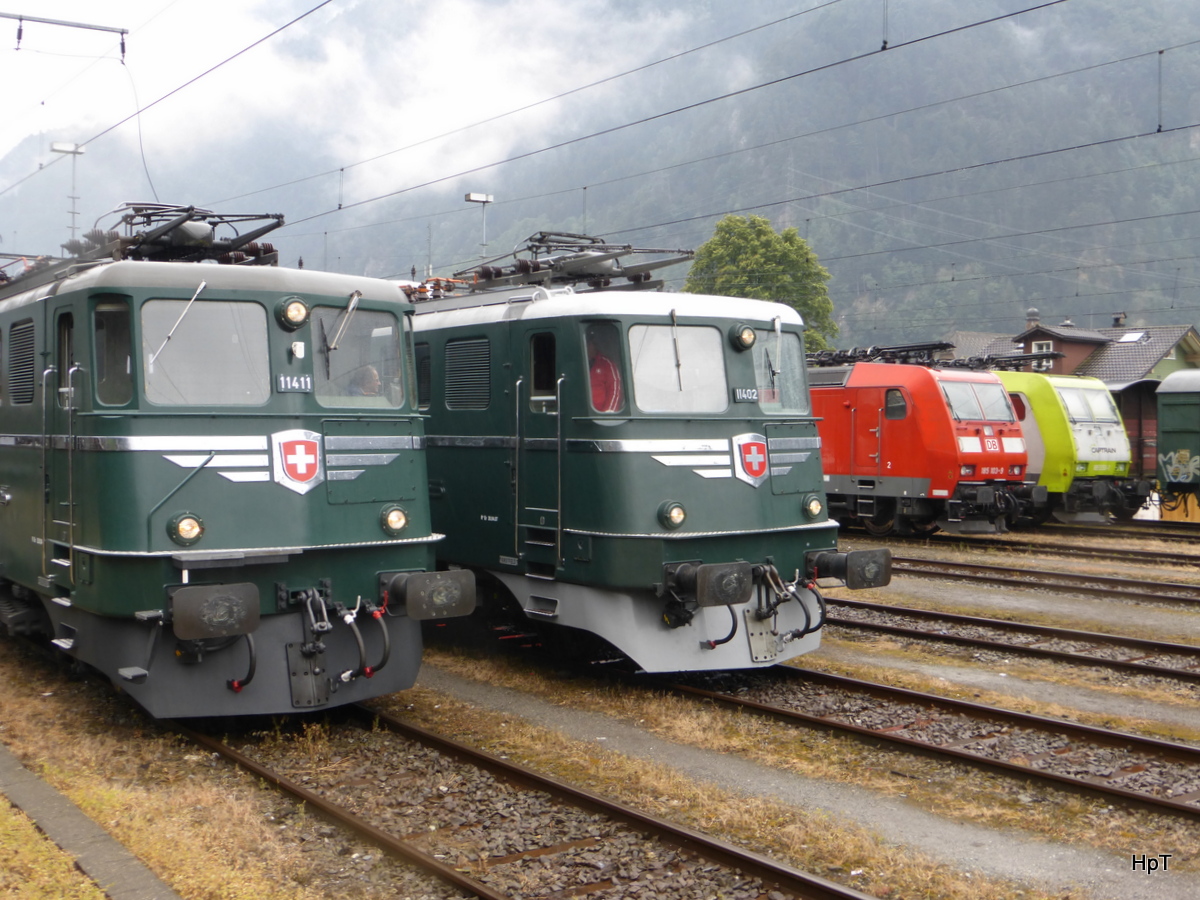 SBB Historic - Ae 6/6 11411 und Ae 6/6 11402 sowie 1 Lok DB und Captrain an einer Fitnessfahrt in einem Extra abgesperrten Geleisfeld das somit Extra für alle Fotografen und Besucher des 1 August Brunch Frei zugänglich wahr im Bahnhofsareal in Erstfeld am 01.08.2015 