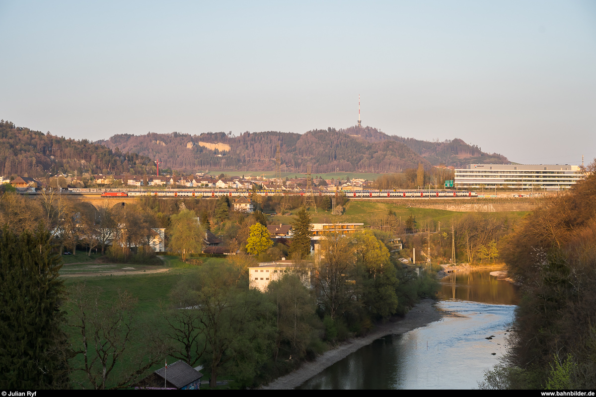 SBB IC 2000 als IC 1 Fribourg - Zürich am 9. April 2020 im Löchligut.