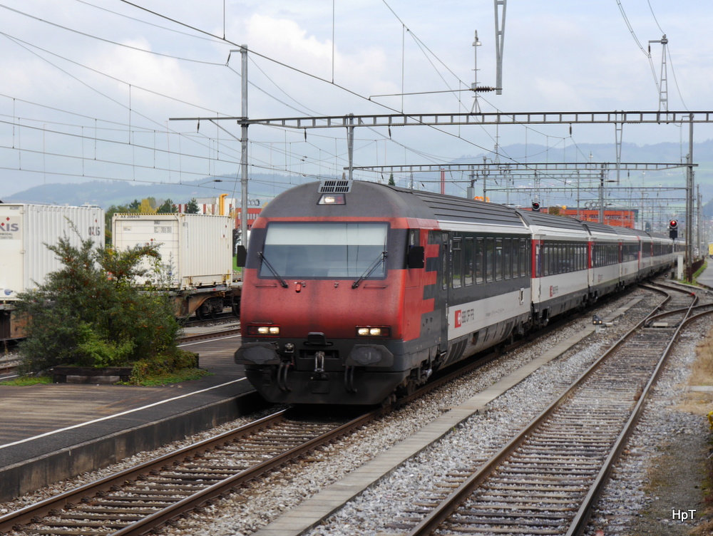 SBB - IC bei der durchfahrt in Gwatt mit einem der letzten Grünen Steuerwagen am 10.10.2014