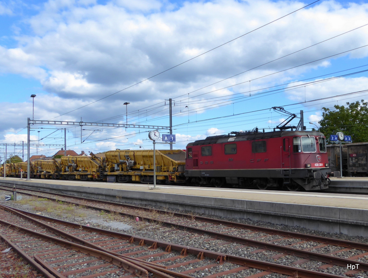 SBB - Lok 430 350-9 mit Bauwagen bei der durchfahrt im Bahnhof Grenchen Süd am 24.09.2015