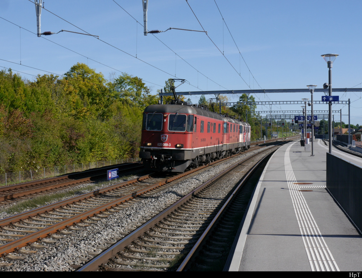 SBB - Lokzug mit der Re 6/6  620 089 + Re 4/4 420 275 und am Schluss die Re 4/4 420 262 bei der durchfahrt in Mies a 08.10.2020