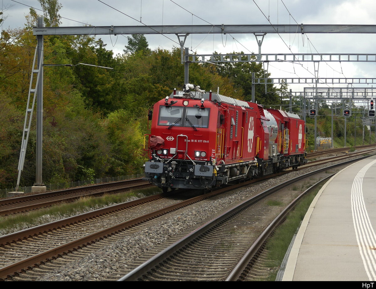 SBB -LRZ Genf an der Spitze der XTmas 99 85 9177 014-9 bei der durchfahrt in Mies am 2024.10.03