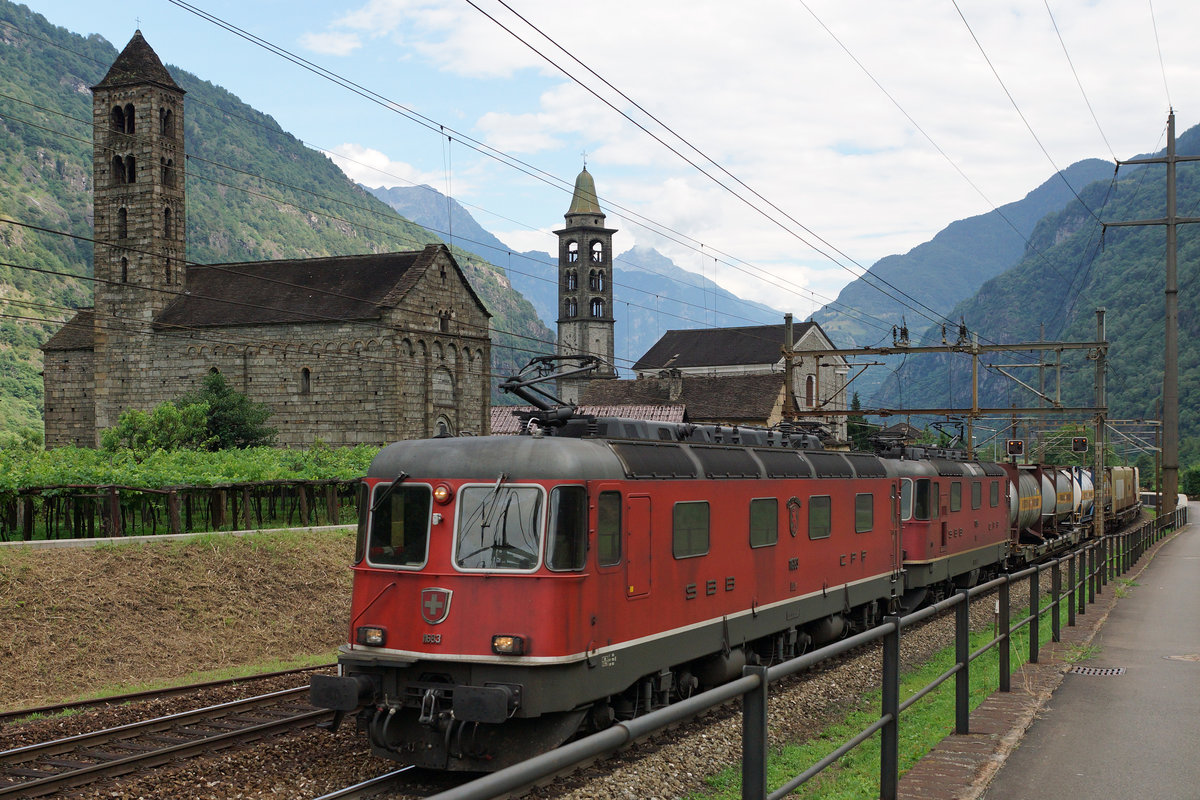 SBB: Noch immer fahren die meisten Güterzüge über die alte Gotthard-Bergstrecke. Dadurch konnten am 28. Juli 2016 noch viele  ZÄHNERPÄCKLI  beobachtet werden. Einige Re 10/10 wurden beim Passieren der Gotthard-Südrampe verewigt. Bei der an der Spitze des Zuges eingereihten Re 6/6 handelte es sich um die 11683  Amsteg Silenen .
Foto: Walter Ruetsch  