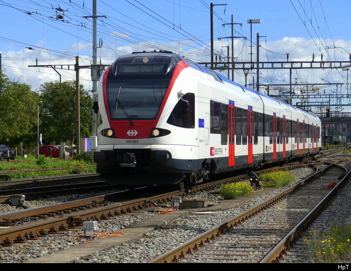 SBB - RABe 523 003 unterwegs in Pratteln am 2024.09.30 ... Standort des Fotografen ausserhalb der Geleise auf der Strasse