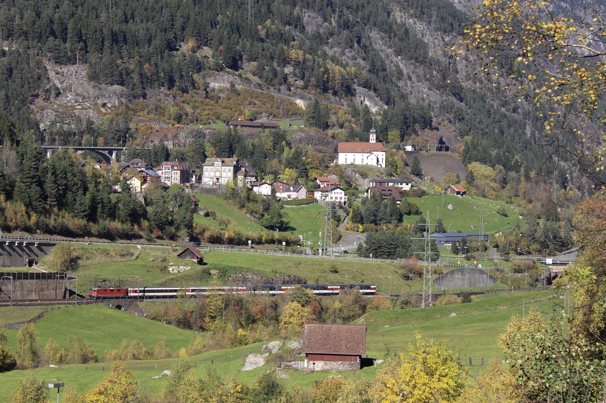 SBB Re 4/4 II Nr. 11195 am 13. Oktober 2017 mit dem EXT als Gotthard Panoramaexpress von Lugano nach Flüelen bei Wassen. In der Bildmitte sieht man noch das berühmte  Chileli vo Wassen .                                               