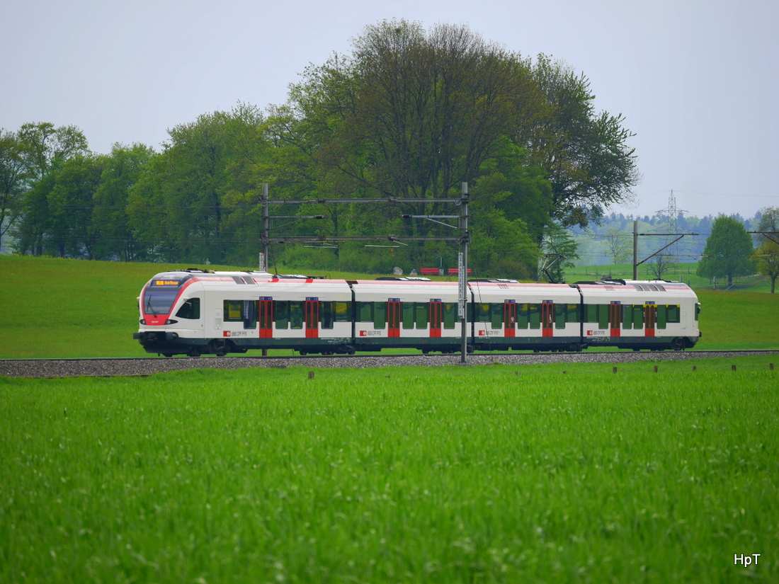 SBB - Regio Triebzug RABe 523 047 unterwegs bei Niederbipp am 28.04.2015