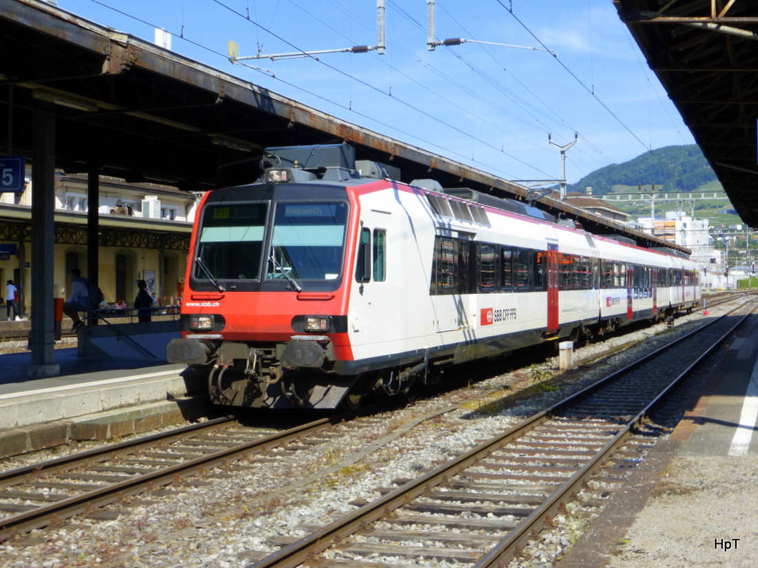 SBB - Triebwagen RBDe 4/4 560 255-2 im Bahnhof von Vevey am 07.06.2015