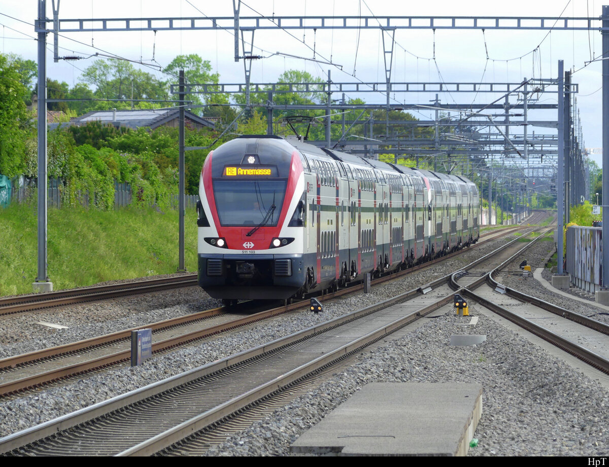 SBB - Triebzüge RABe 511 103 + 511 116 unterwegs bei Mies am 06.05.2022