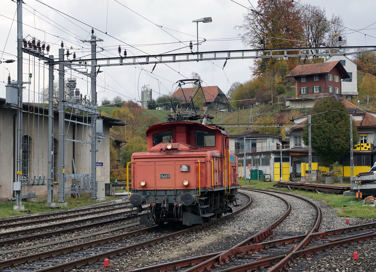 SBB-VETERAN noch immer im Einsatz
Die Ee 3/3 16381 bis 16414 wurden in den Jahren 1944-1947 in den Betrieb gesetzt.
Per Zufall konnte ich am 2. November 2018 die Ee 3/3 16403 im Raume Sumiswald-Grünen im Streckendienst sowie bei Rangierfahrten erleben, was automatisch alte schöne Erinnerungen an die Bahn meiner Jugendzeit auslöste.
Foto: Walter Ruetsch