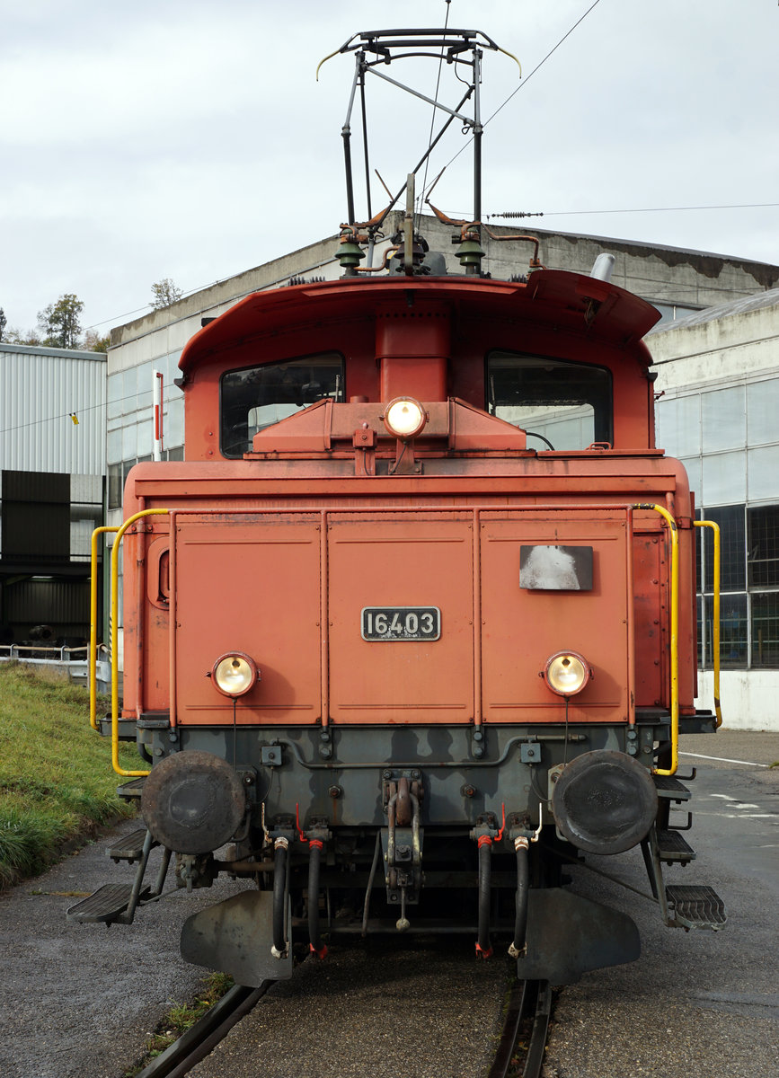 SBB-VETERAN noch immer im Einsatz
Die Ee 3/3 16381 bis 16414 wurden in den Jahren 1944-1947 in den Betrieb gesetzt.
Per Zufall konnte ich am 2. November 2018 die Ee 3/3 16403 im Raume Sumiswald-Grünen im Streckendienst sowie bei Rangierfahrten erleben, was automatisch alte schöne Erinnerungen an die Bahn meiner Jugendzeit auslöste.
Foto: Walter Ruetsch