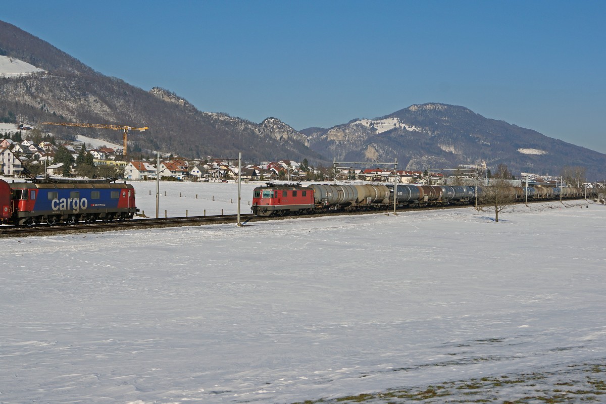 SBB: Zufälliges Zusammentreffen von zwei Güterzügen (geführt mit Re 6/6 bzw. Re 4/4) auf offener Strecke bei Niederbipp am 10. Februar 2015.
Foto: Walter Ruetsch  