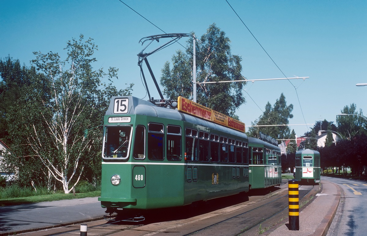 Scan vom Dia: Tw.460 + Bw.1476 in der Endstelle der Linien 15/ 16 Bruderholz. (Aug. 1998)