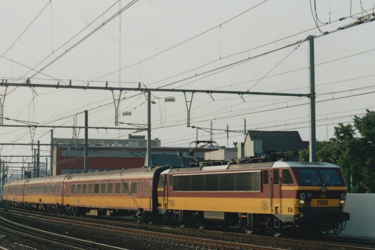 Scanbild: am 10 Juni 2006 treft NMBS 1188 mit der IC-Benelux nach Bruxelles-Midi in Antwerpen-Berchem ein.