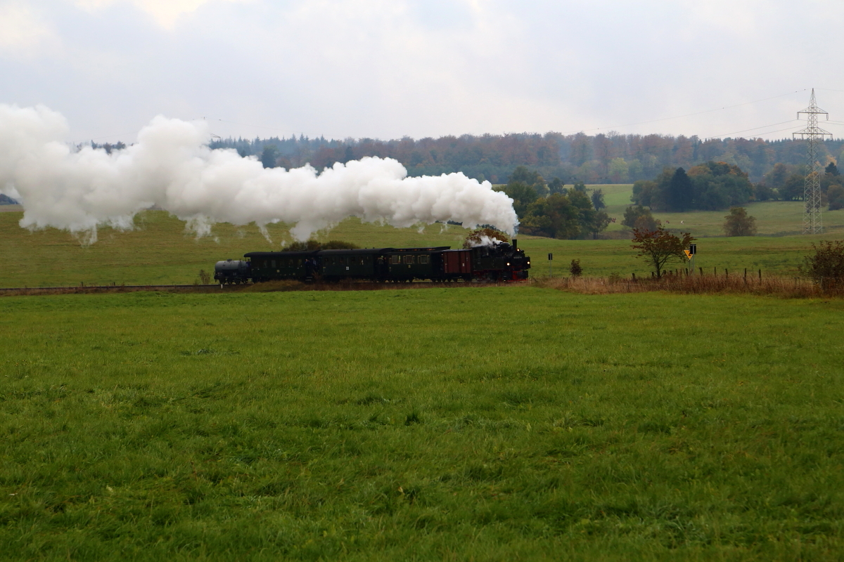 Scheinanfahrt von 99 5901 mit IG HSB-Sonderzug, am Nachmittag des 17.10.2015 auf der Steigung zwischen Stiege und Hasselfelde, kurz hinter dem Bahnhof Stiege. (Bild 2)