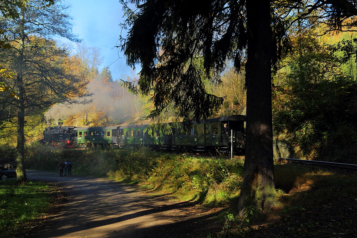 Scheinanfahrt von 99 6001 mit IG HSB-Sonderzug am 19.10.2014 zwischen Mägdesprung und Alexisbad (Bild 2).