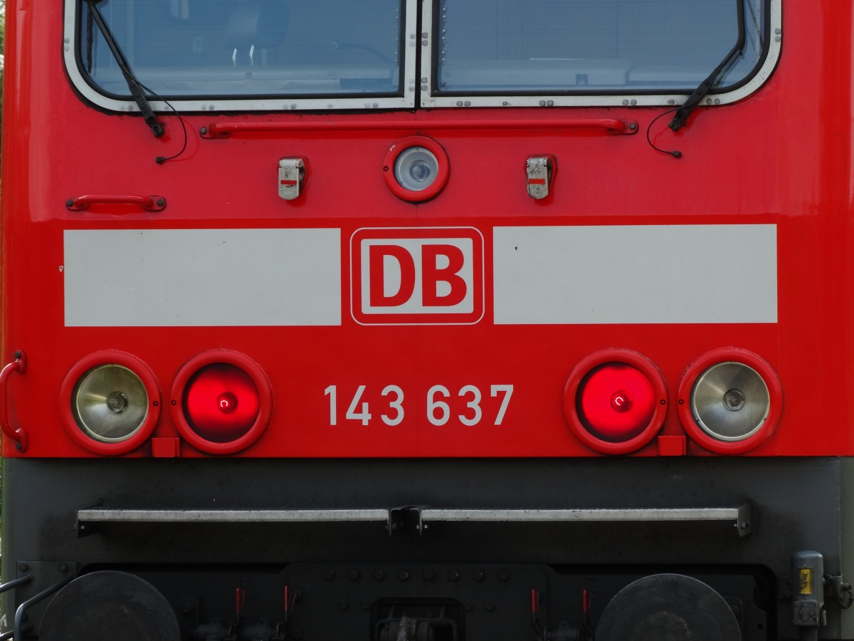 Scheinwerfer und DB Logo an 143 637 am 27.06.14 in Maintal Ost 